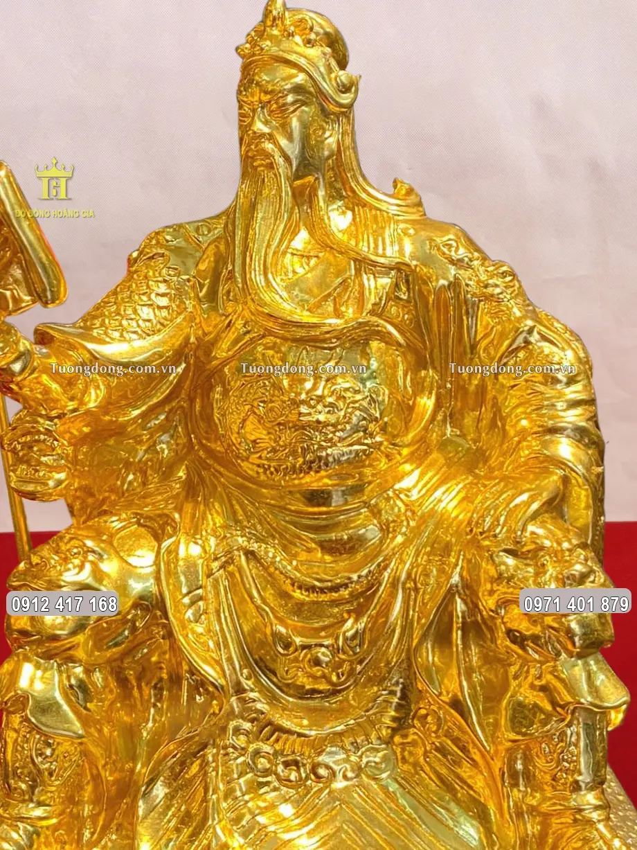 Gương mặt uy nghiêm của Ngài Quan Công được chạm khắc sắc nét